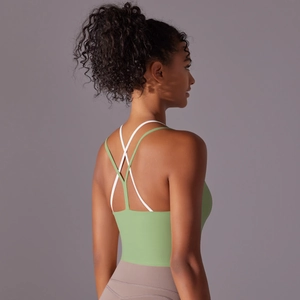 Détail des bretelles croisées et du soutien-gorge de sport vert sans couture au fini mat