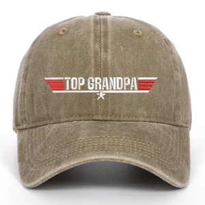 Dettaglio del ricamo Top Grandpa sul cappellino in cotone lavato color kaki
