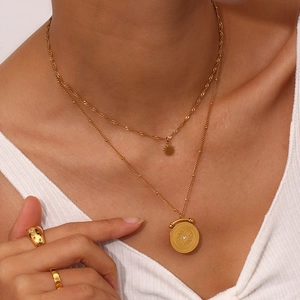 Collier double épaisseur en acier plaqué or 18 carats avec boussole et bague sertie