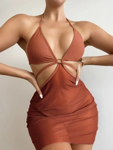 Détail de la mini-robe licou terre cuite avec anneau métallique et maille froncée