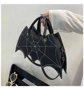 Gotische Fledermaus-PU-Ledertasche mit Spinnweben-Nähten und dekorativen Kreuz-Metallbeschlägen.