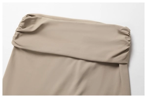 Vue détaillée du haut de yoga kaki montrant les fronces et la texture du tissu