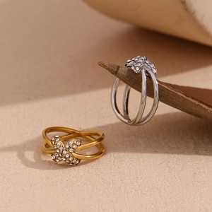 X-förmige Ringe in 18K Gold und Silber mit funkelnden Zirkonia-Steinen im Set