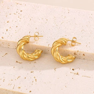 Boucles d'oreilles créoles C torsadées dorées en acier inoxydable de haute qualité