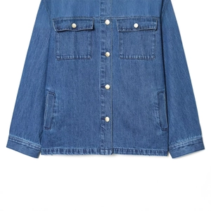 Giacca di jeans blu classica con bottoni in metallo dorato e tasche stile workwear su bianco