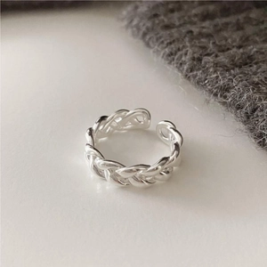 Anello aperto in argento sterling S925 con texture intrecciata su sfondo bianco
