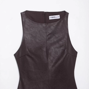 Robe combishort sans manches en similicuir marron foncé avec col rond texturé