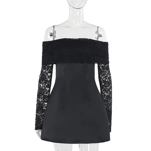 Details des eleganten schulterfreien Kleids mit Spitzenbesatz und Satin-Textur in Schwarz