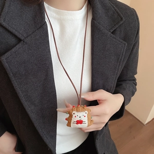 Détail d'un collier pendentif hérisson brodé main avec cœur sur une veste de costume