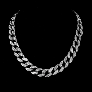 Détail d'un collier chaîne cubaine argentée avec sertissage complet de strass