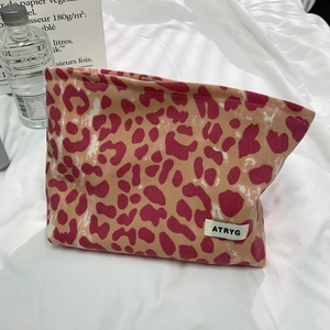 Make-up-Tasche aus Segeltuch mit rosa Leopardenmuster und Reißverschluss auf weißem Stoff