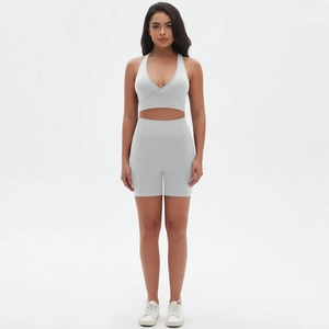 Dettaglio del set yoga senza cuciture con reggiseno sportivo incrociato e pantaloncini