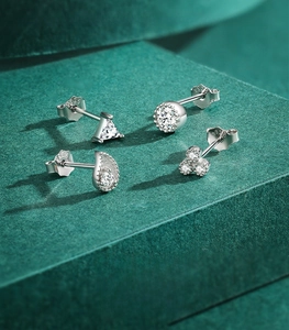 Dettaglio degli orecchini a lobo in argento sterling S925 con marchio S925 e pietre di zircone