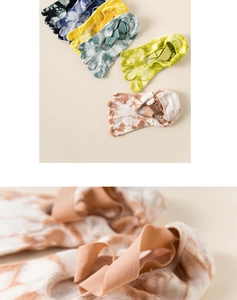 Détail de chaussettes de yoga tie-dye à cinq orteils et sangles croisées élastiques
