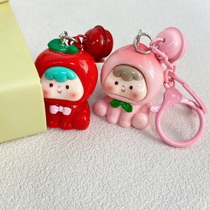 Detailansicht niedlicher Schlüsselanhänger in Fruchtform mit Glöckchen in Rot und Rosa