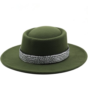 Cappello boater in lana verde scuro a tesa larga con fascia decorativa in strass argentati