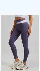 Detalle de los pantalones de yoga morados de talle alto con diseño de cintura en contraste