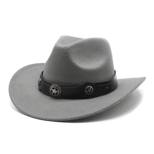 Détail de chapeau de cowboy en feutre gris avec bande en cuir et clous en étoile