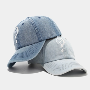 Gewaschene Denim Baseball Caps in Dunkel- und Hellblau mit Fragezeichen Bestickung