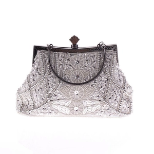 Dettaglio della pochette da sera vintage argento con ricamo floreale in rilievo