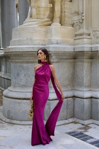 Detail eines fuchsiafarbenen Satin-Halterkleids mit elegantem Fall und Seidenband