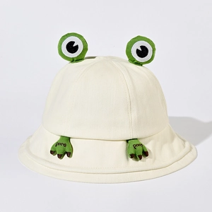 Détail des pattes et des yeux de grenouille brodés sur le chapeau bob en coton écru