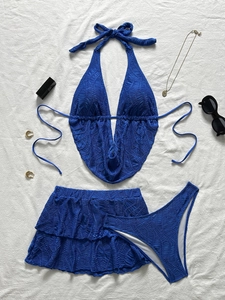 Nahaufnahme eines dunkelblauen dreiteiligen Bikinisets mit strukturierter Seersucker-Optik