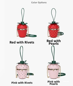 Détail du sac à main fraise avec rivets, perles et bandoulière en chaîne dorée