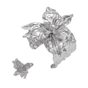 Dettaglio del set di gioielli a fiore in argento con texture lavica irregolare