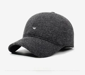 Gros plan sur la casquette de baseball en laine gris foncé avec badge HT et texture tricotée