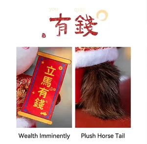 Gros plan sur la queue en peluche du cheval et le parchemin festif pour le cadeau du Nouvel An
