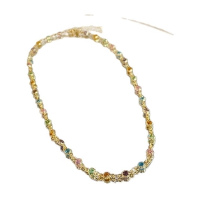 Minimalistische Goldkette mit bunten Zirkon-Blumen-Akzenten auf weißem Hintergrund