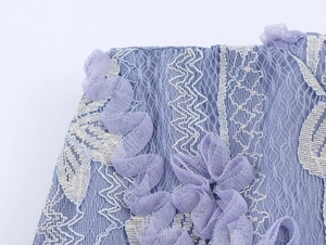 Gros plan détaillé de la dentelle violette et broderie sur une jupe bohème à volants