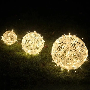 Tre sfere luminose in rattan con LED giallo caldo per decorazione di giardini esterni
