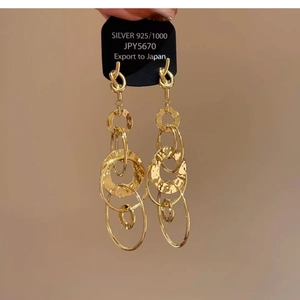 Detail of gold-plated S925 silver earrings featuring mixed smooth and hammered rings
