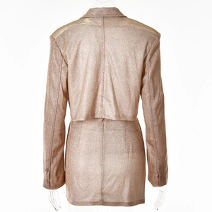 Détail du tissu métallique doré champagne sur l'ensemble blazer court et mini-jupe