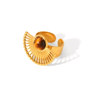 Dettaglio dell'anello in acciaio dorato vintage con raggiera e pietra occhio di tigre