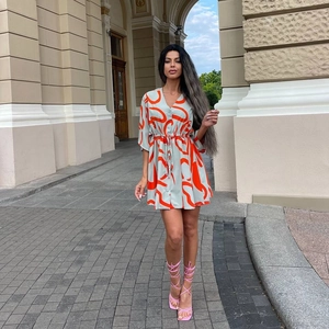Vue détaillée de la robe à col en V avec imprimés abstraits orange et taille à cordon