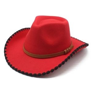 Chapeau de cowboy en feutre rouge avec ruban en cuir marron et bordure cousue noire