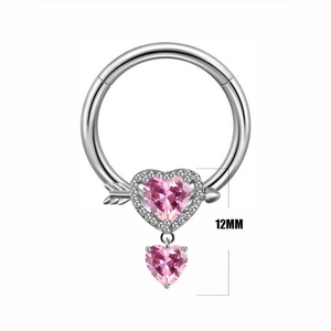 Makro-Detail vom silbernen Herz-Nasenring mit rosa Edelstein und Amorpfeil-Design, 12mm Größe