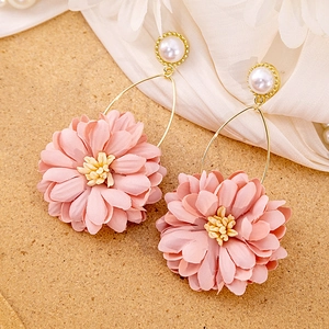 Elegant pink lace flower earrings with pearl accents and gold hooks for a summer look