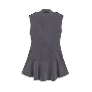 Vue arrière d'une robe courte sans manches gris foncé avec épaulettes et ourlet péplum