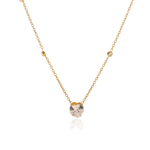 Détail d'un collier cœur plaqué or 18 carats avec pendentif en zircon sur fond blanc