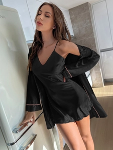 Détail d'un ensemble peignoir en satin noir avec liseré rose et nuisette col en V