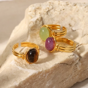 Détail de bagues ajustables plaquées or 18 carats avec œil de tigre et pierres de quartz