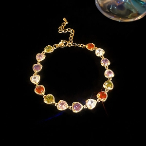 Bracelet chic plaqué or avec des pierres de zircone cubique multicolores en cœur