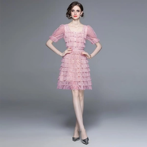 Robe mini en dentelle rose style français à col carré avec manches bouffantes et volants