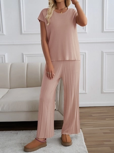 Detail eines rosa Strick-Zweiteilers mit Kurzarm-Oberteil und weiter Hose