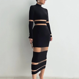 Détail d'une robe moulante noire avec empiècements en tulle transparent et col montant