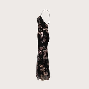 Détail de la robe noire avec fleurs en paillettes or rose et design dos nu élégant